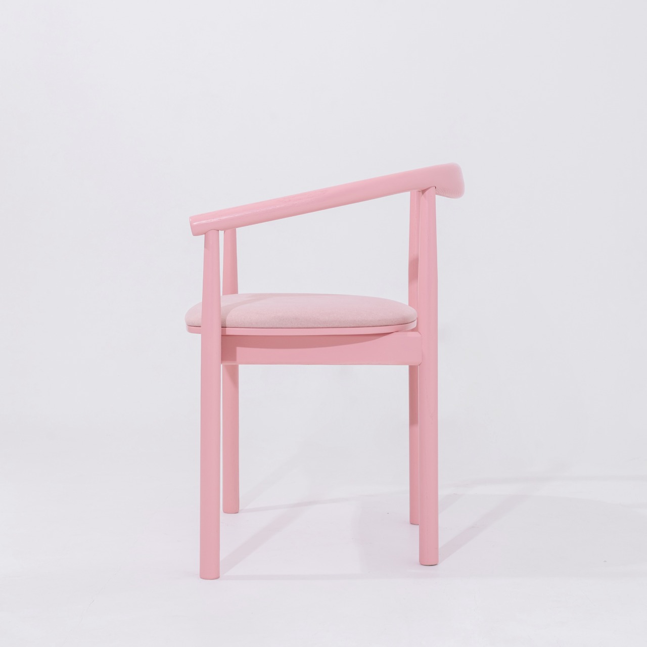 Дизайнерський обідній стілець Calm Pink Edition з мʼяким сидінням